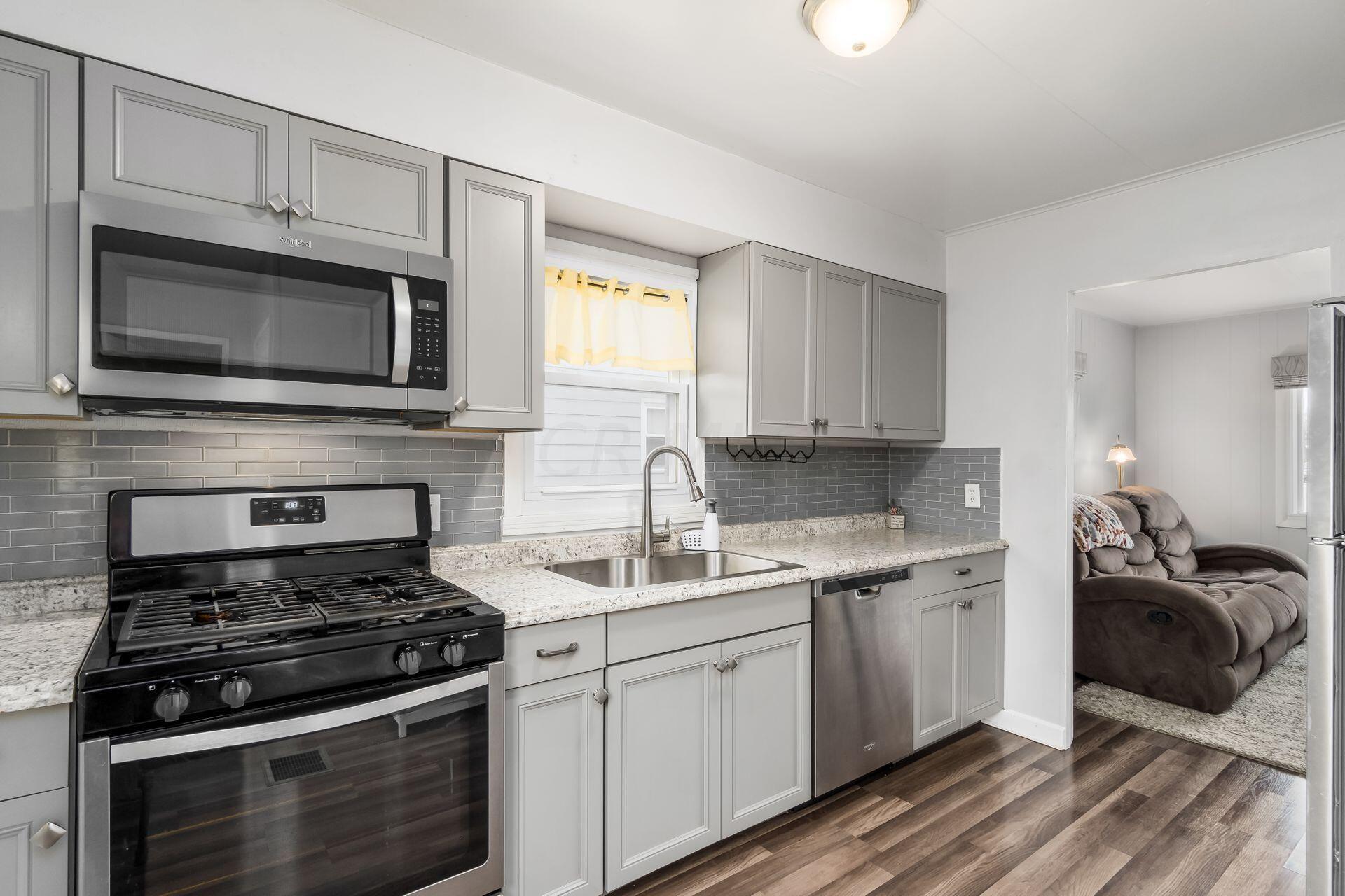 396 Derrer Road Columbus, OH 43204 - Photo 10 of 33 Kitchen
