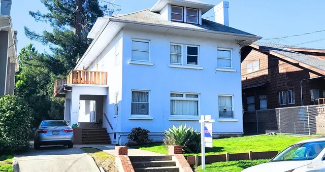a view of front a house with a yard