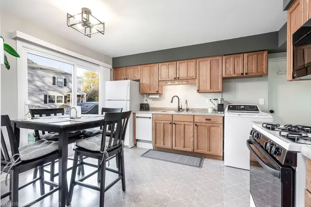 $233,000 | 145 Ann Court, Unit A, Bartlett, IL 60103