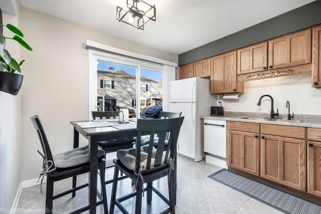 $233,000 | 145 Ann Court, Unit A, Bartlett, IL 60103