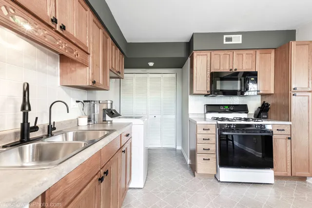 $233,000 | 145 Ann Court, Unit A, Bartlett, IL 60103