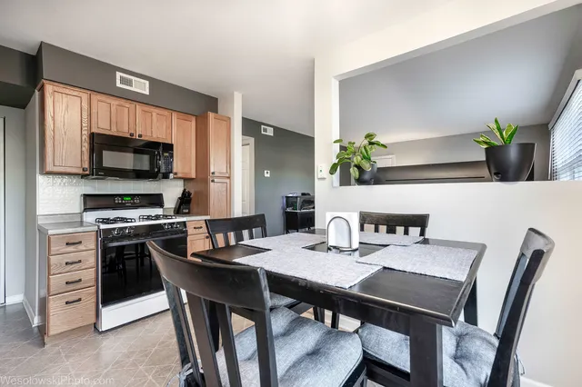 $233,000 | 145 Ann Court, Unit A, Bartlett, IL 60103