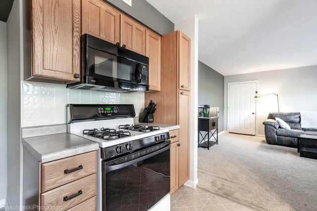 $233,000 | 145 Ann Court, Unit A, Bartlett, IL 60103