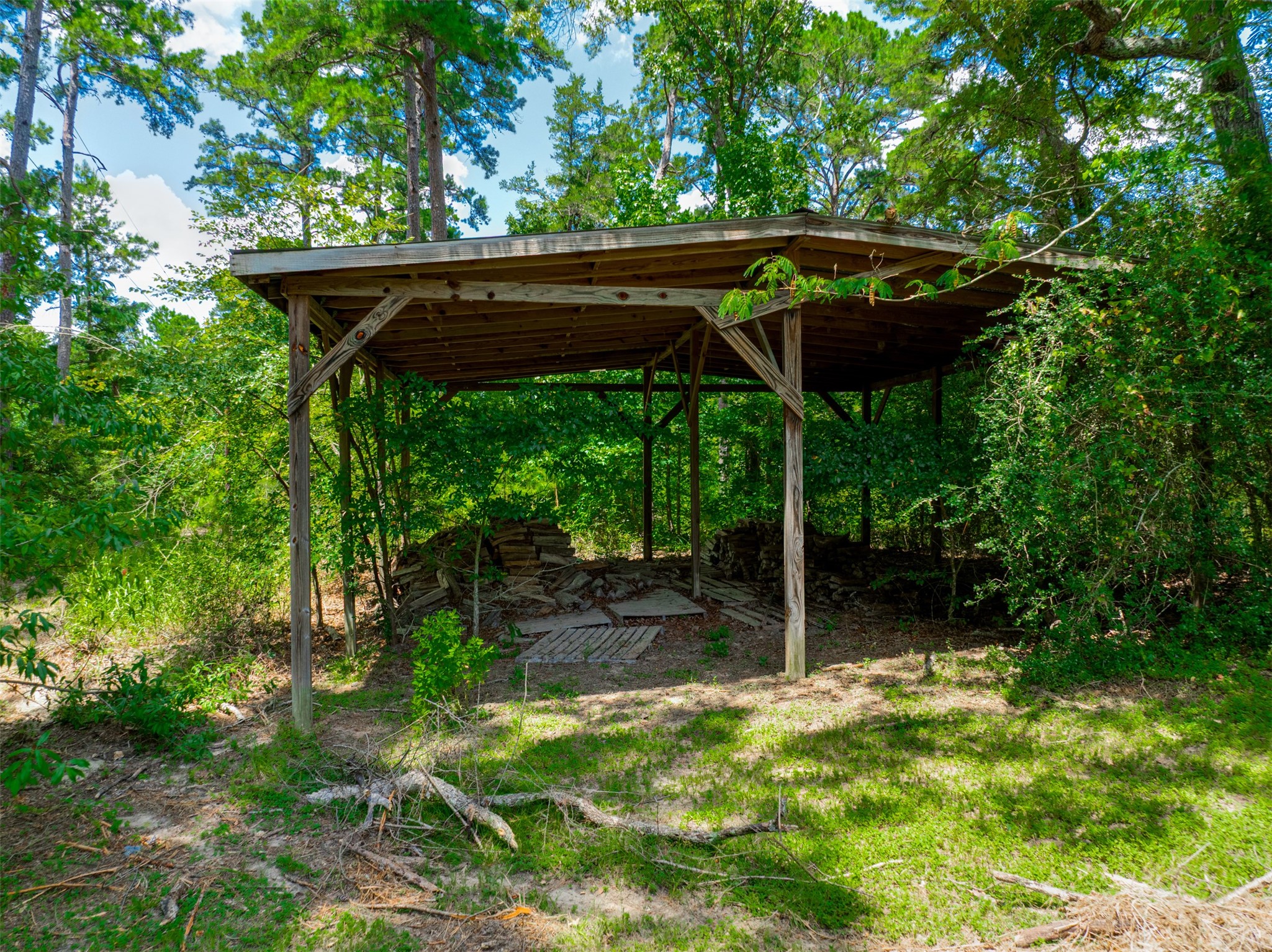 302 An County Road 3914 Palestine, TX 75801 - Photo 40 of 44 a view of patio with a table and chairs under an umbrella
