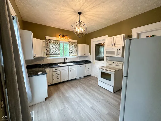 $1,200 | 408 West Walnut Street, Greencastle, IN 46135