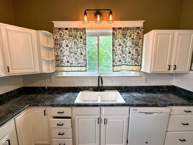 $1,200 | 408 West Walnut Street, Greencastle, IN 46135