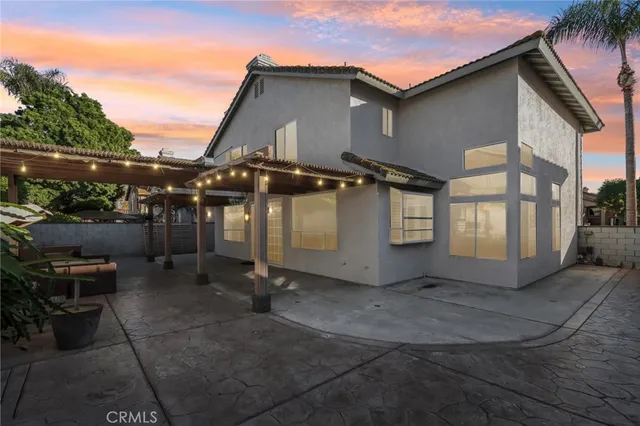 a view of a house with backyard
