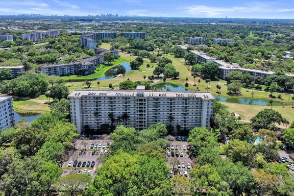$2,850 | 3520 Oaks Way, Unit 1010, Pompano Beach, FL 33069