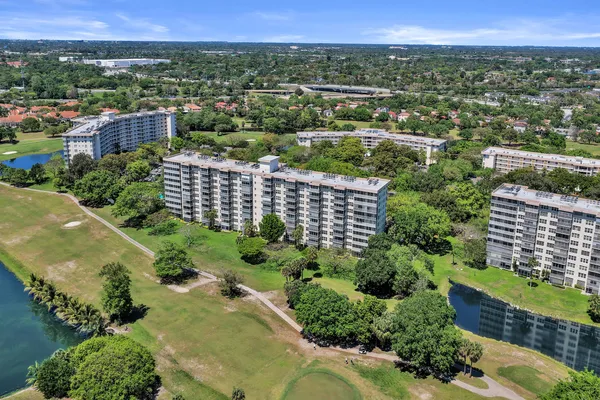 $2,850 | 3520 Oaks Way, Unit 1010, Pompano Beach, FL 33069