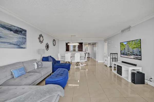 $2,850 | 3520 Oaks Way, Unit 1010, Pompano Beach, FL 33069