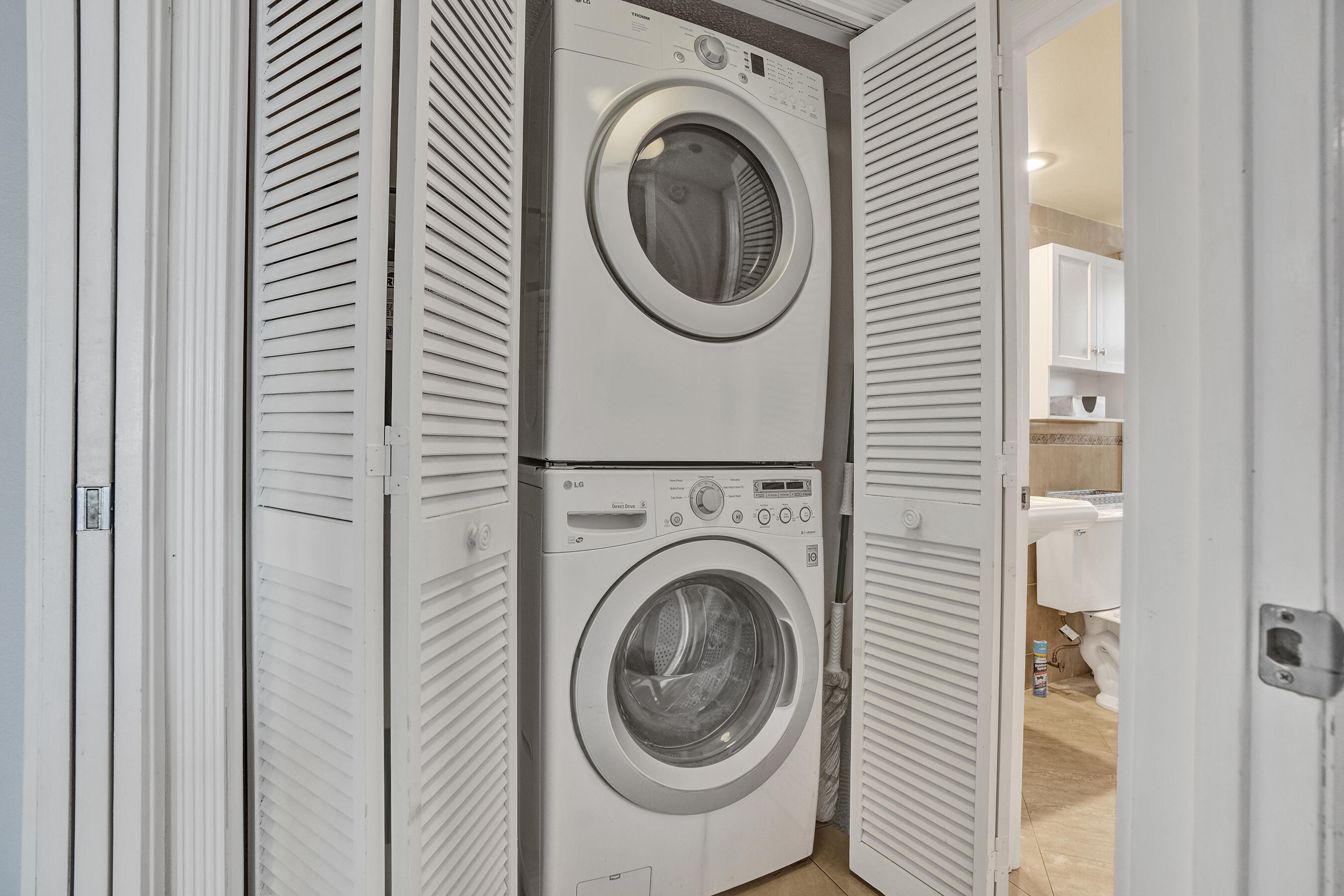 3520 Oaks Way, Unit 1010 Pompano Beach, FL 33069 - Photo 45 of 67 a utility room with dryer and washer