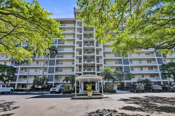 $2,850 | 3520 Oaks Way, Unit 1010, Pompano Beach, FL 33069