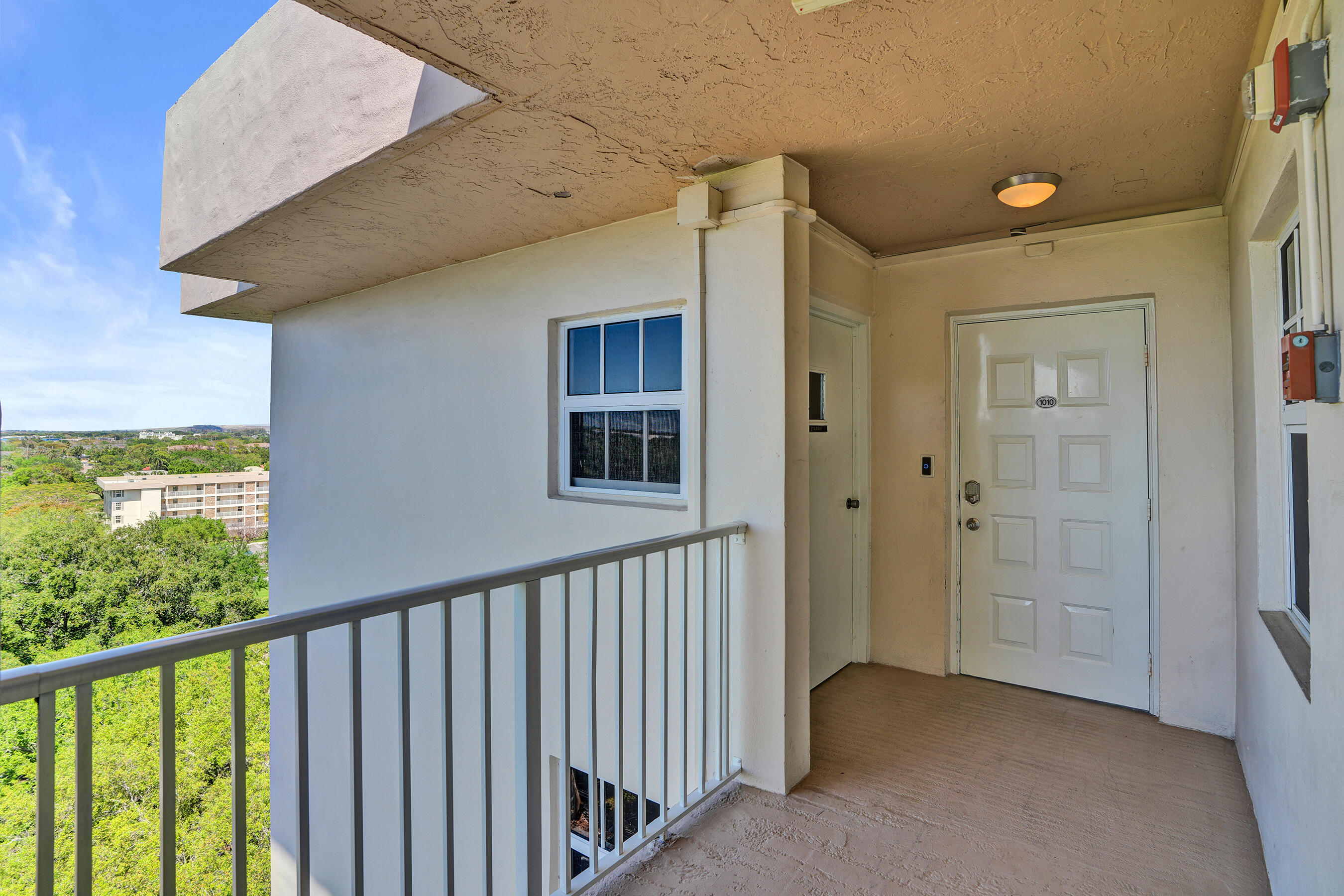 3520 Oaks Way, Unit 1010 Pompano Beach, FL 33069 - Photo 10 of 67 a view of a hallway