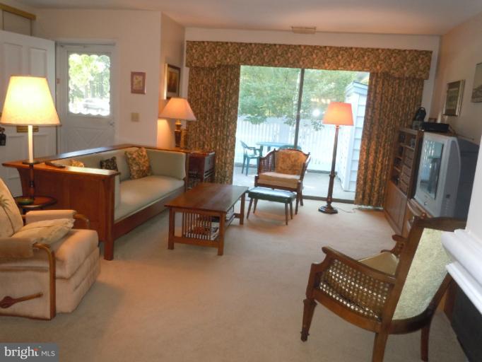 3145 Farnborough Court, Unit 261A Silver Spring, MD 20906 - Photo 4 of 18 Living Room