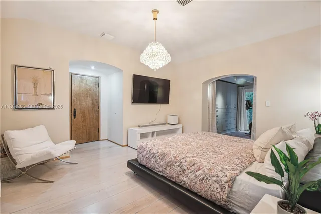 $4,090,000 | 6350 Pine Tree Drive, Miami Beach, FL 33140