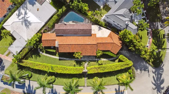 $4,090,000 | 6350 Pine Tree Drive, Miami Beach, FL 33140