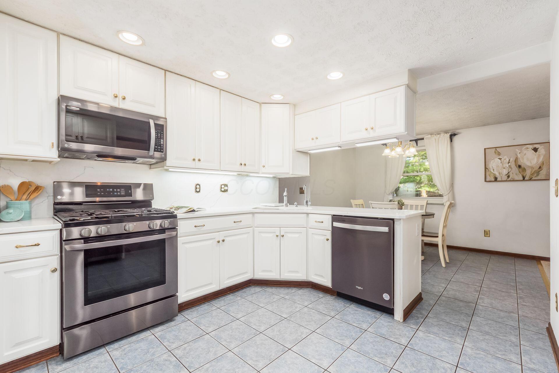 1672 Rushing Way Columbus, OH 43235 - Photo 10 of 43 Kitchen