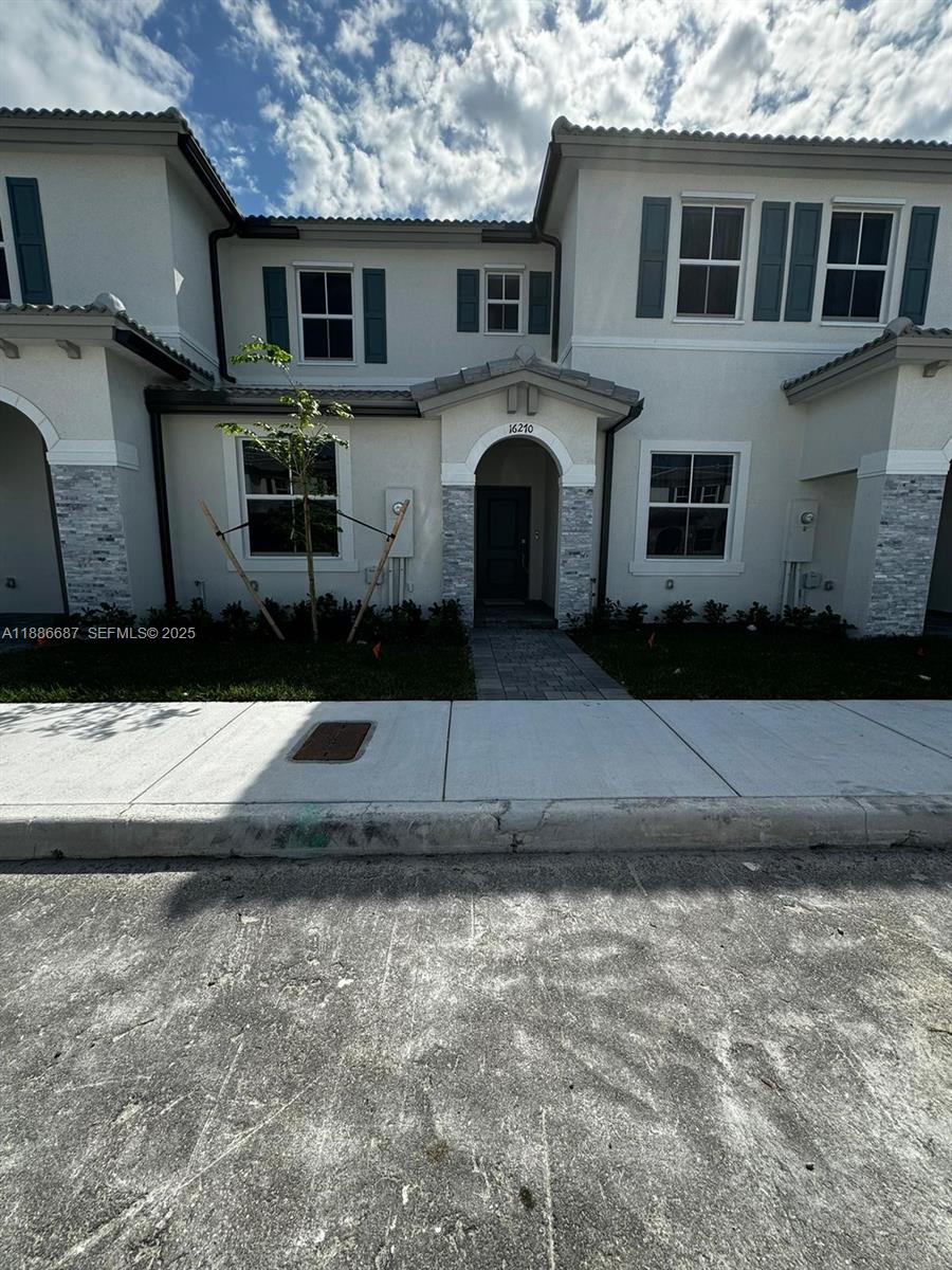 a view of a house with a yard