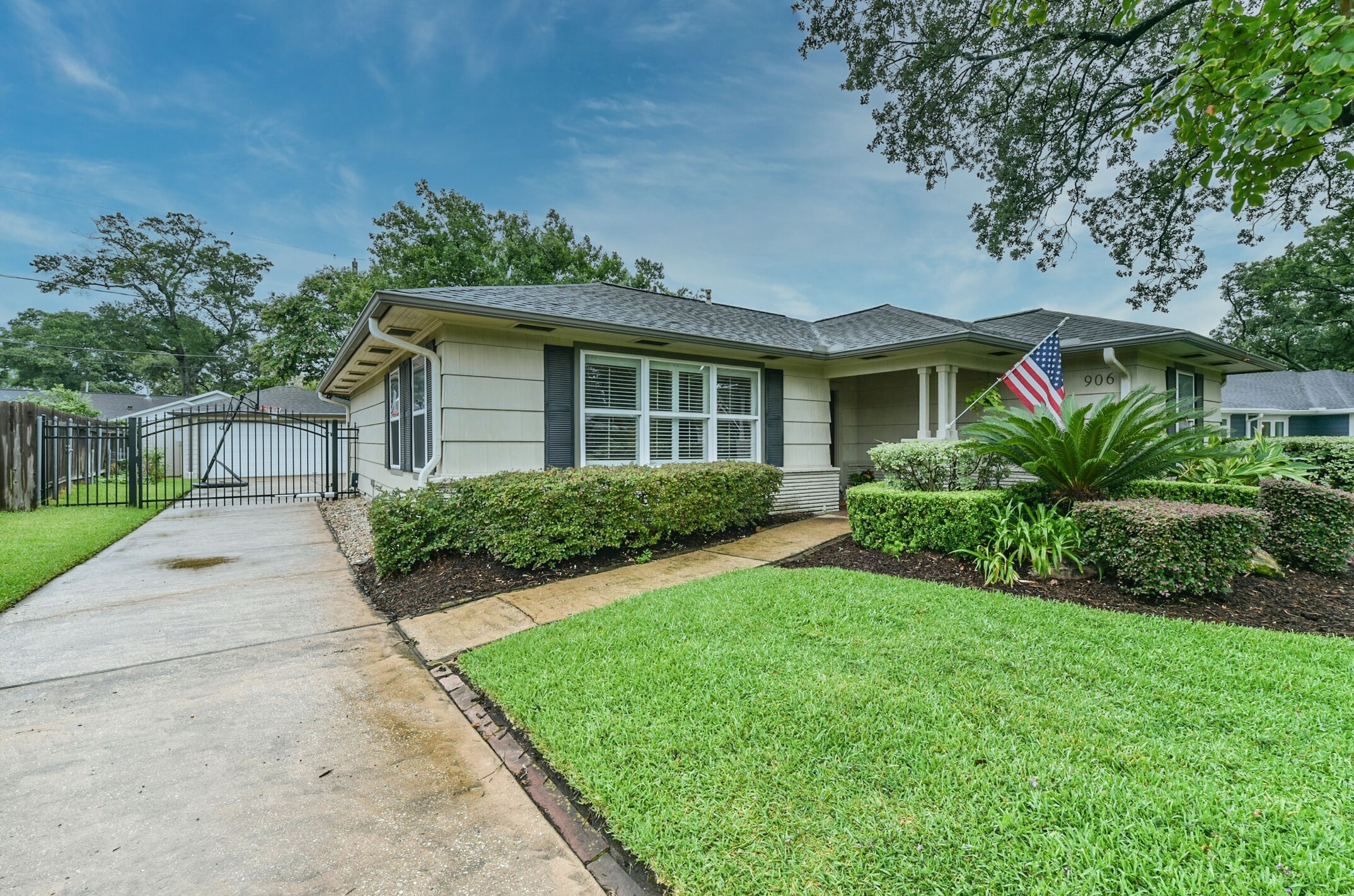 906 Bay Oaks Road Houston, TX 77008 - Photo 3 of 26 The extra long gated driveway provides plenty of parking options!