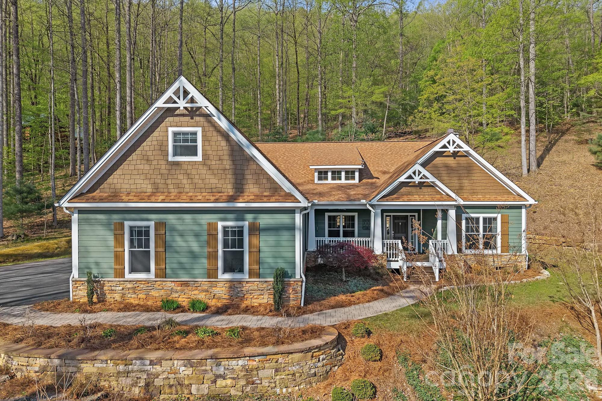 a view of a yard in front of house