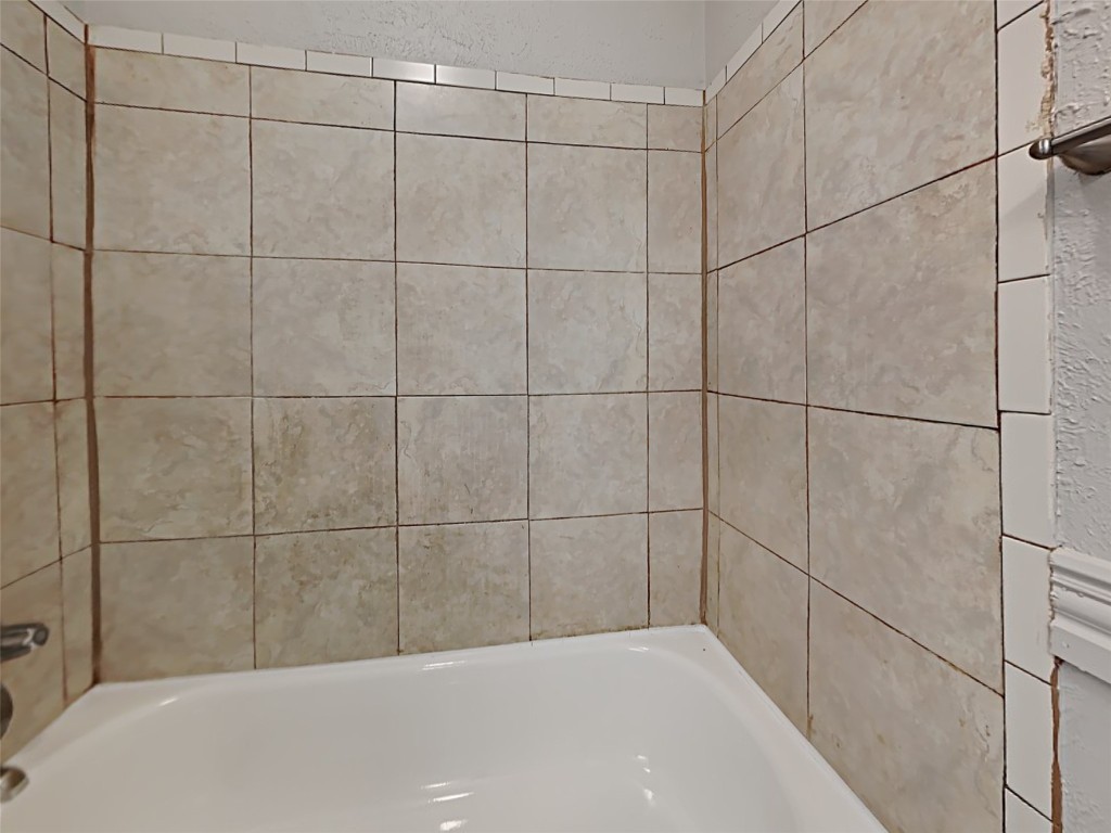 15914 Ridgeroe Lane Houston, TX 77053 - Photo 10 of 18 a bathroom with a bathtub