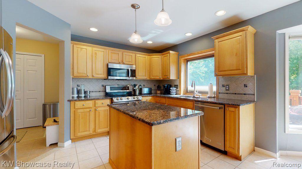 917 Rambling Drive Rochester Hills, MI 48307 - Photo 9 of 47