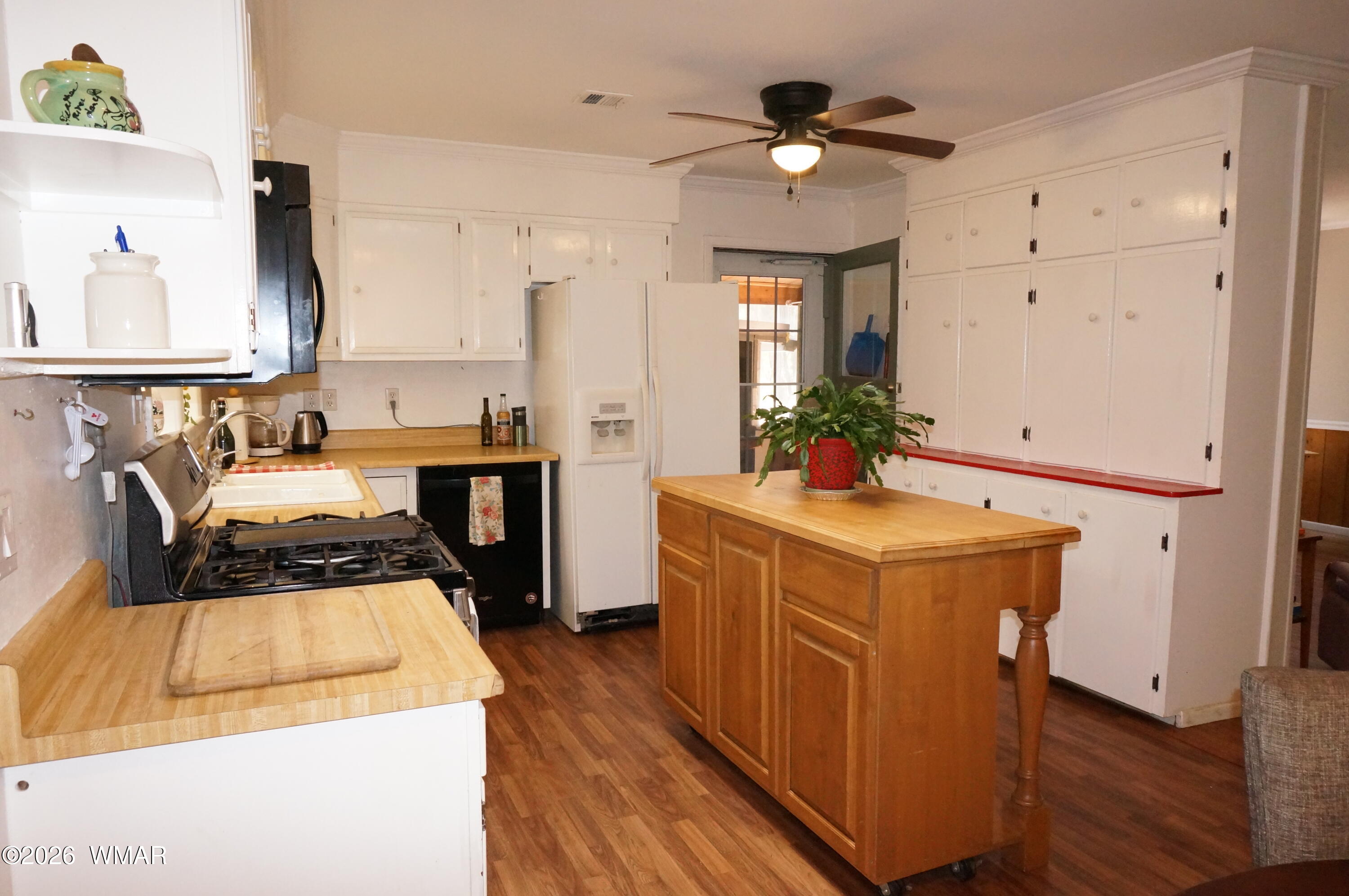 6066 Wagon Wheel Road Lakeside, AZ 85929 - Photo 10 of 32 a kitchen with a sink stove and cabinets