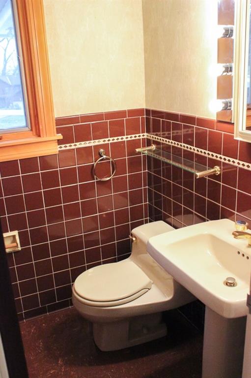 173 West Ingomar Road Pittsburgh, PA 15237 - Photo 17 of 20 Powder room-1/2 bath