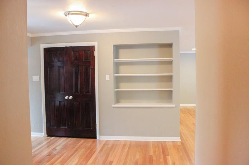 173 West Ingomar Road Pittsburgh, PA 15237 - Photo 3 of 20 View from the hallway to entrance area.