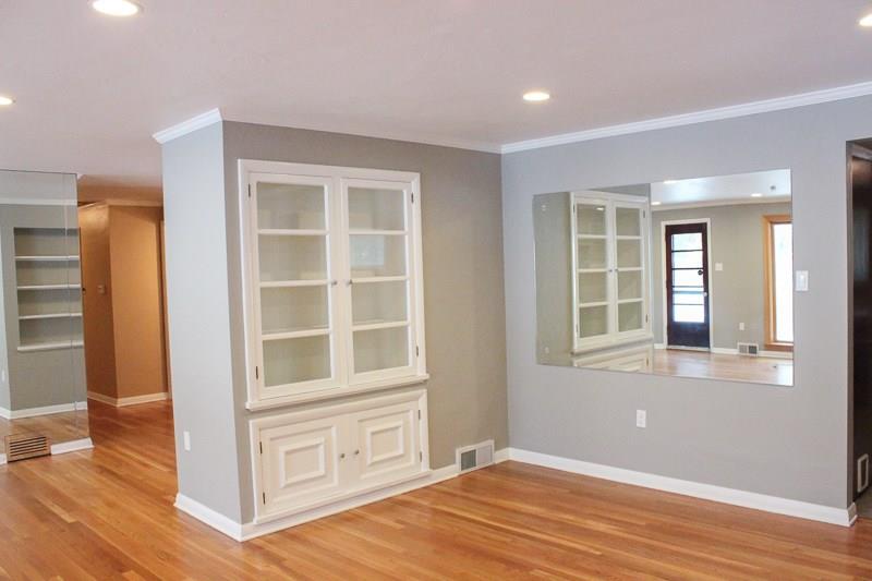 173 West Ingomar Road Pittsburgh, PA 15237 - Photo 8 of 20 Nice L shaped open dining area with built in.
