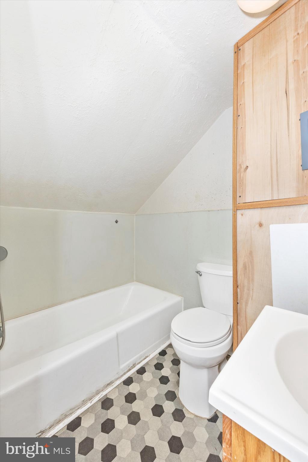 214 Jackson Street Hancock, MD 21750 - Photo 20 of 40 a bathroom with a toilet and a bathtub