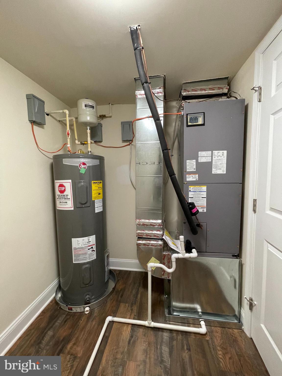 8112 Leland Road Manassas, VA 20111 - Photo 16 of 24 Utility room