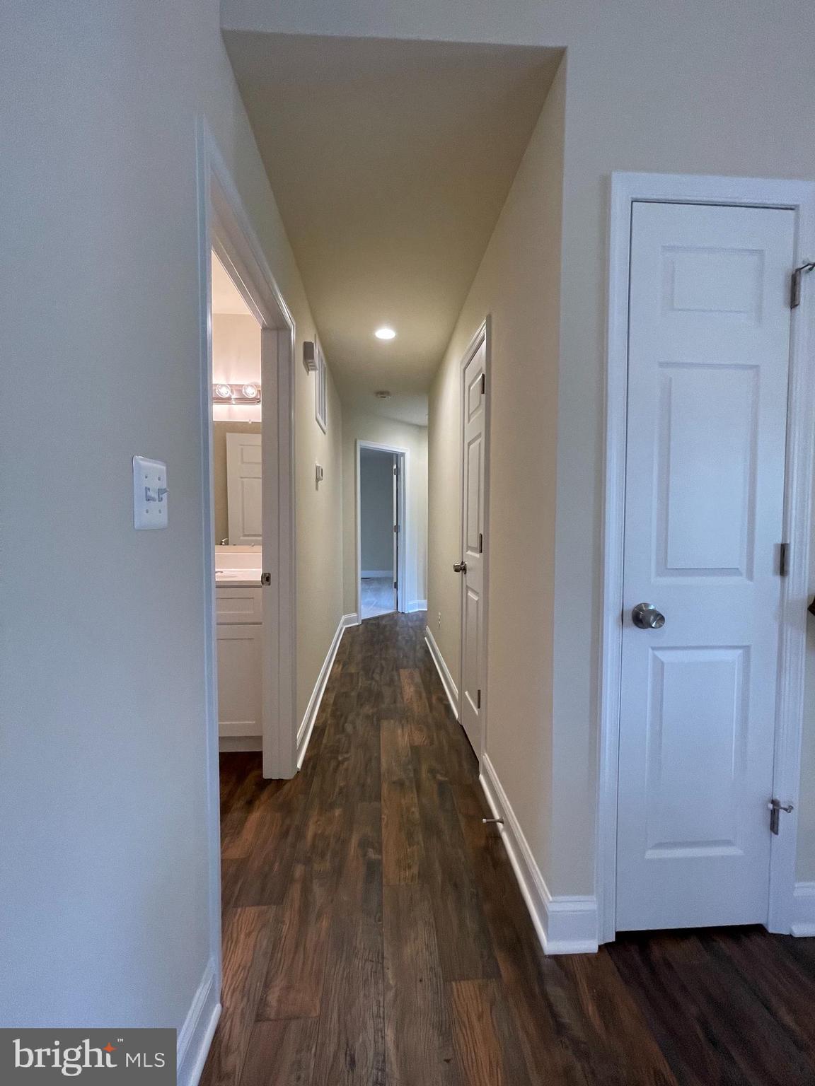 8112 Leland Road Manassas, VA 20111 - Photo 7 of 24 Upstairs hall
