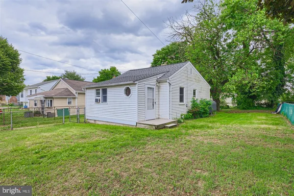 a view of a bedroom with a workspace