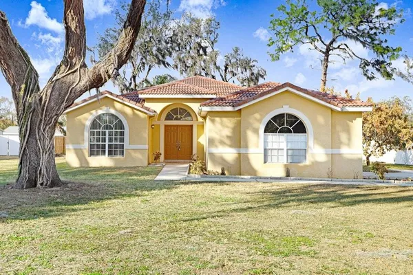 a view of a house with a yard
