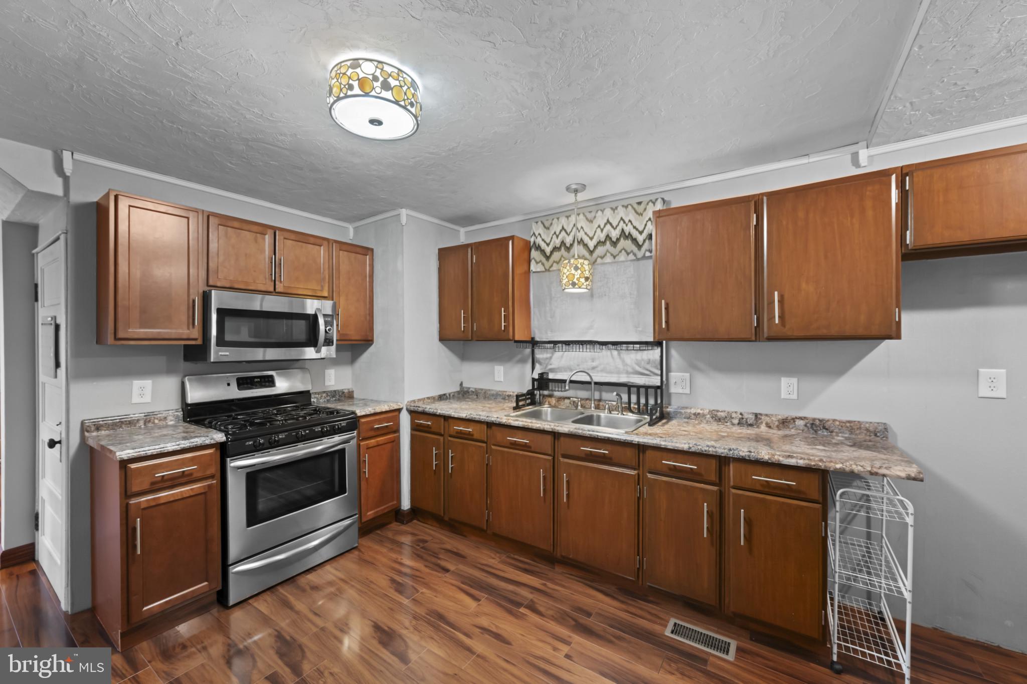 912 York Street Hanover, PA 17331 - Photo 16 of 32 Stainless Steel Appliances Convey