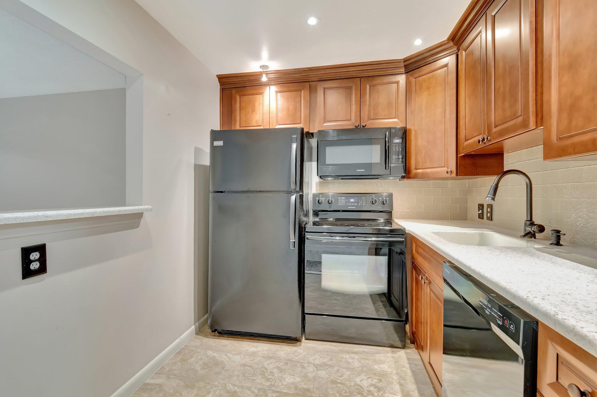 246 Mansfield East Boca Raton, FL 33434 - Photo 2 of 60 21-web-or-mls-DSC_1469