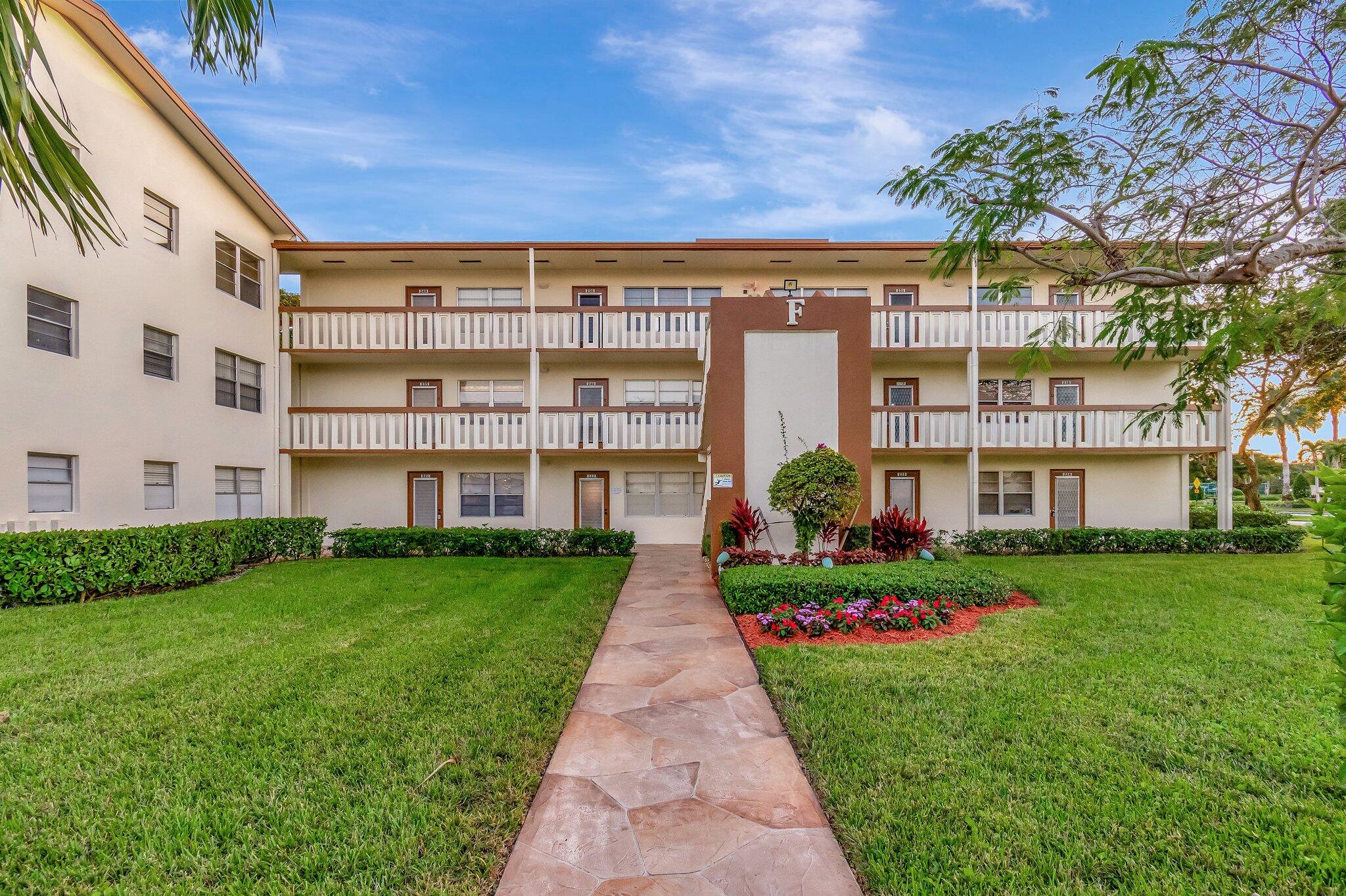 246 Mansfield East Boca Raton, FL 33434 - Photo 3 of 60 3-web-or-mls-DSC_1269