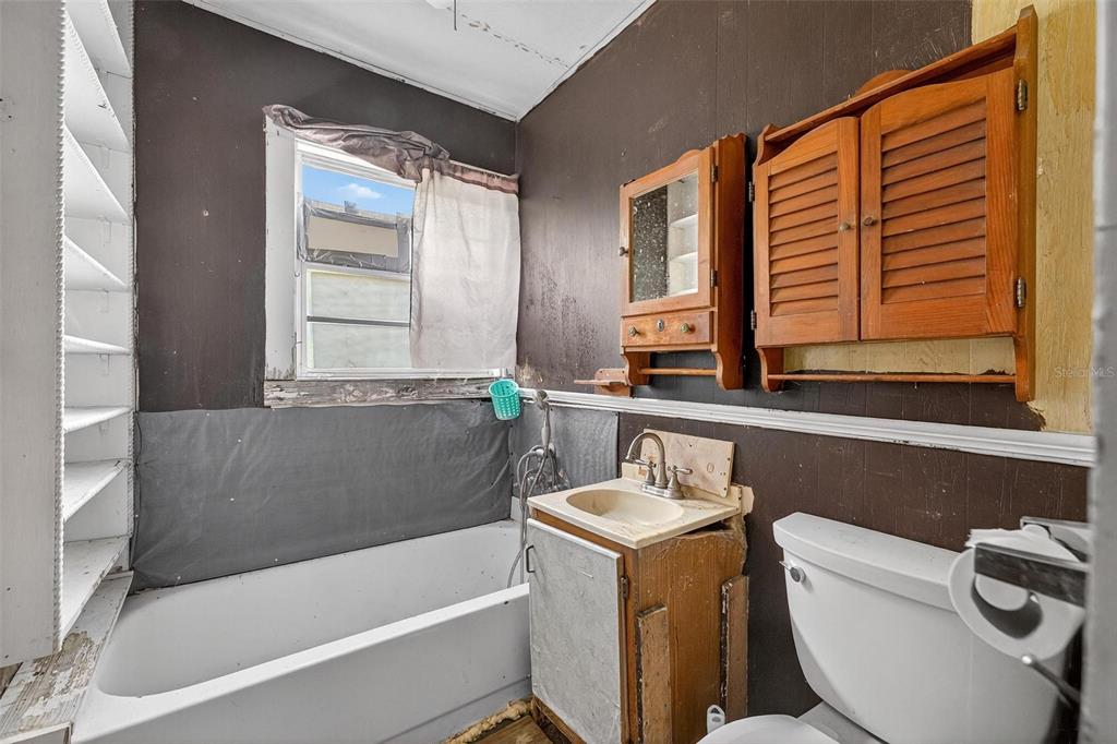 54544 Buckhorn Road Astor, FL 32102 - Photo 21 of 36 a bathroom with a sink and a bathtub