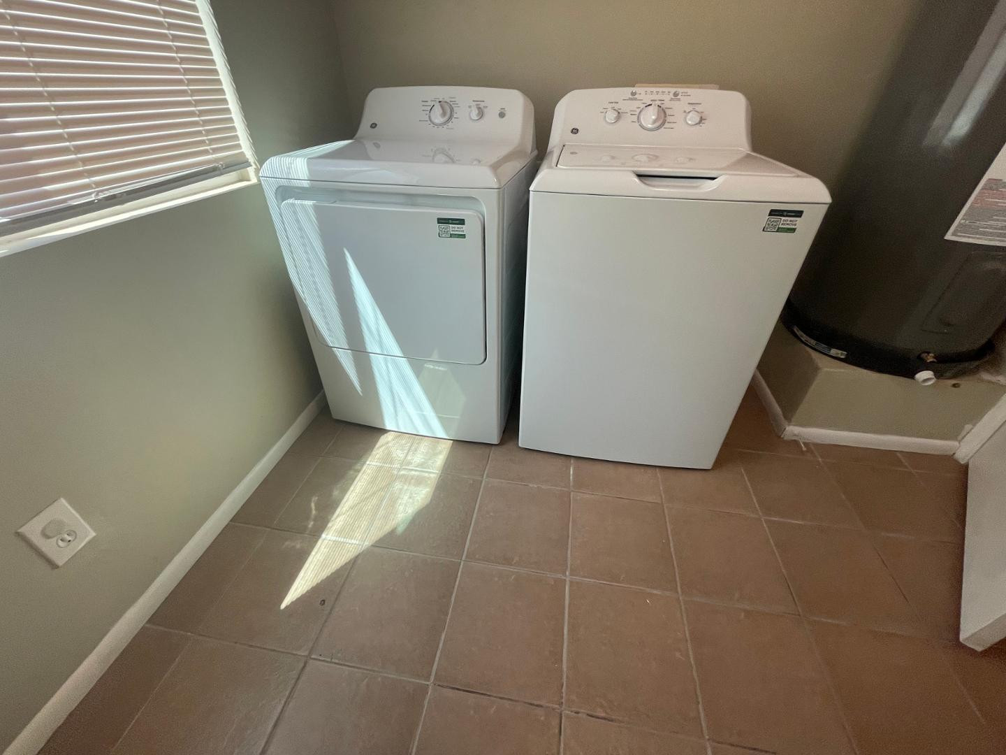 10902 West Montecito Avenue Phoenix, AZ 85037 - Photo 18 of 22 a utility room with dryer and washer