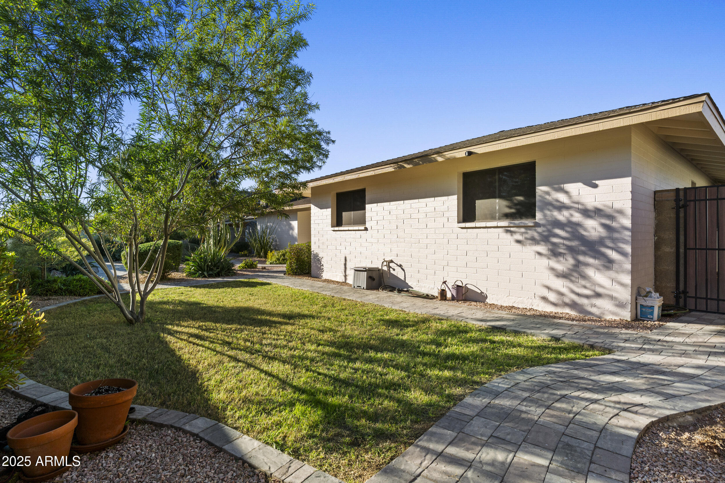 1019 East Watson Drive Tempe, AZ 85283 - Photo 33 of 46 a backyard of a house