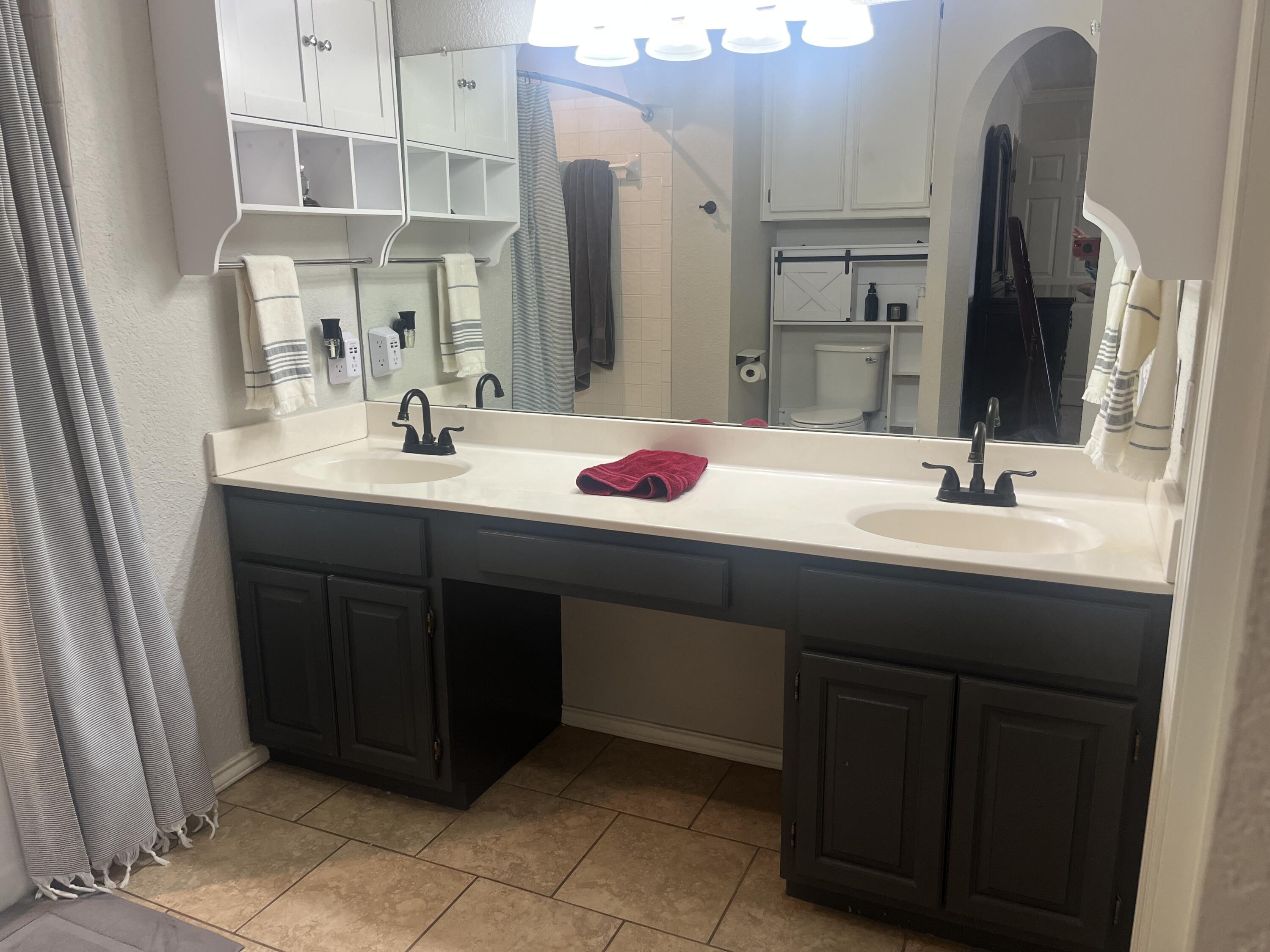 2222 South 2nd Place Lamesa, TX 79331 - Photo 22 of 44 a bathroom with a sink and a mirror