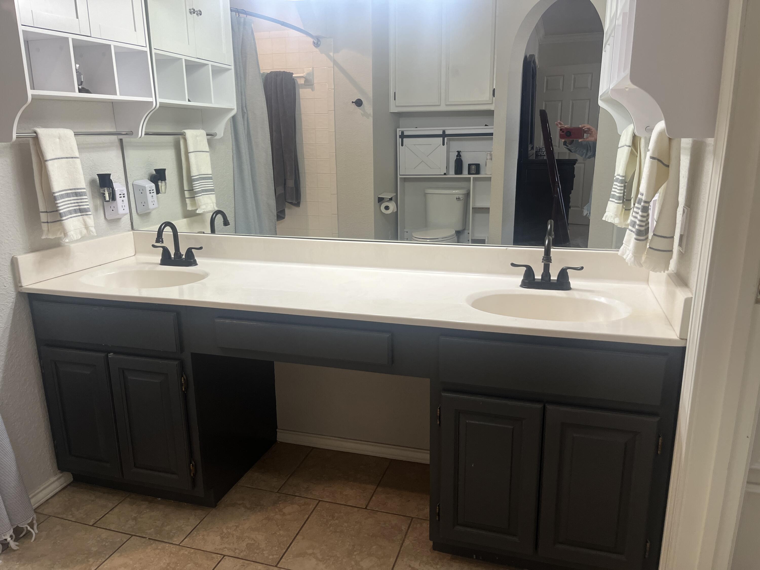 2222 South 2nd Place Lamesa, TX 79331 - Photo 23 of 44 a bathroom with a sink and a mirror
