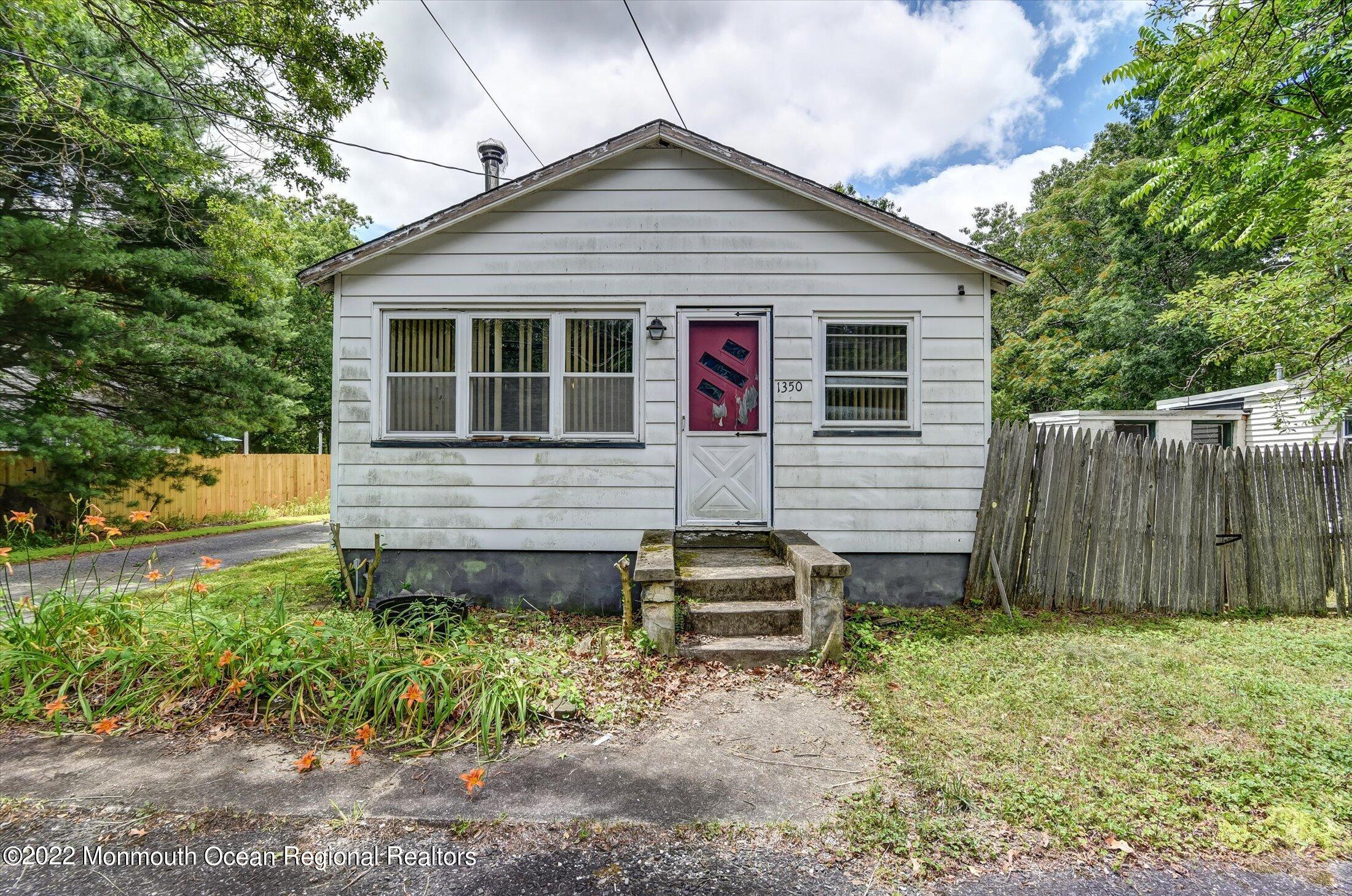 1350 Toms River Road Jackson, NJ 08527 - Photo 3 of 20 a front view of a house with garden