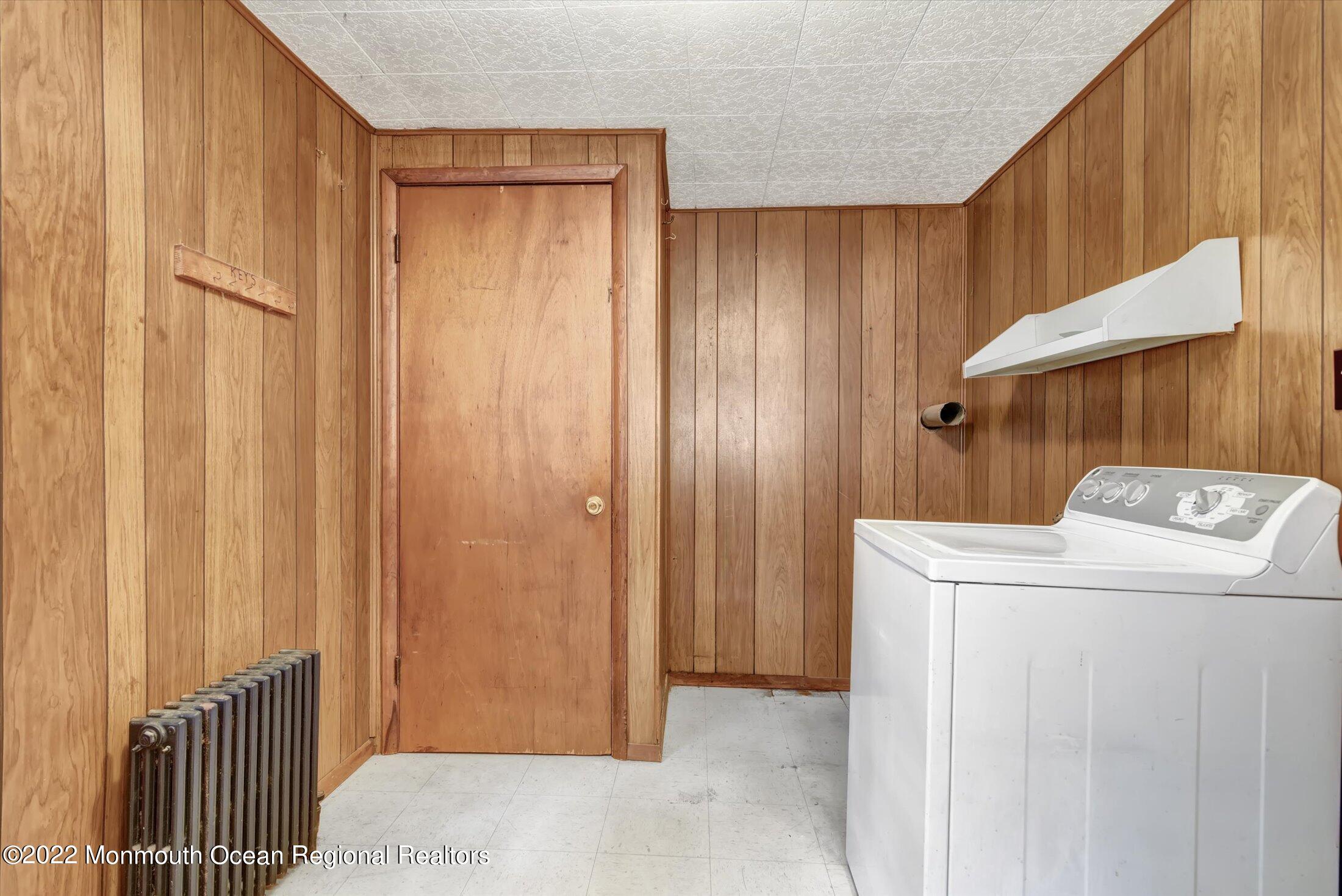 1350 Toms River Road Jackson, NJ 08527 - Photo 8 of 20 a utility room with dryer and washer