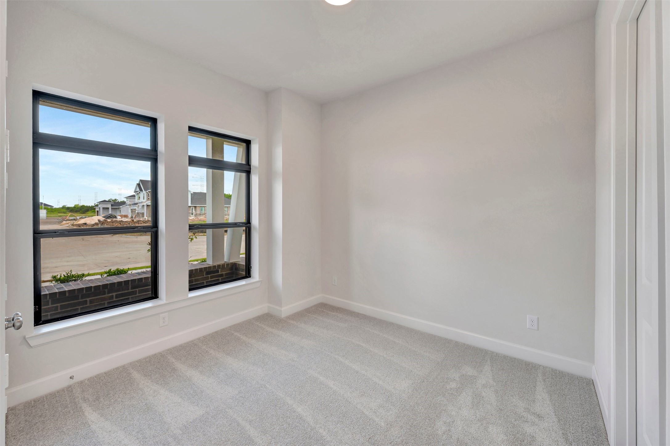 2718 Cottage Place Rosharon, TX 77583 - Photo 16 of 50 en empty room with window