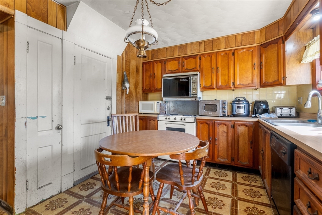 224 Riverdale Street West Springfield, MA 01089 - Photo 11 of 27