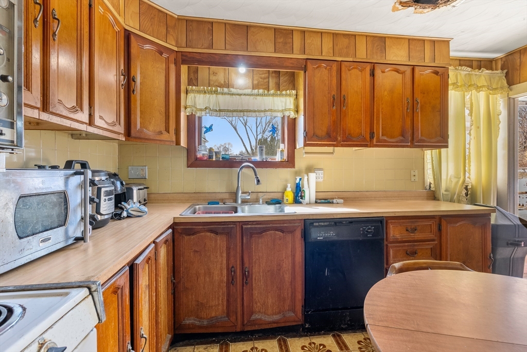 224 Riverdale Street West Springfield, MA 01089 - Photo 12 of 27