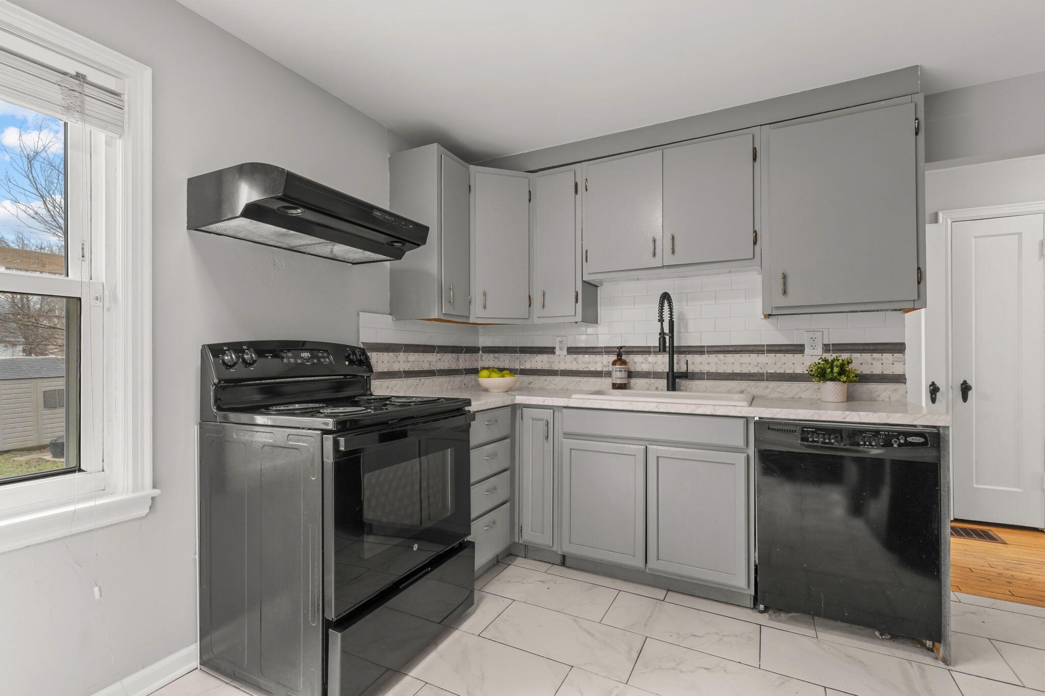 911 Kinnear Road Columbus, OH 43212 - Photo 8 of 28 Kitchen