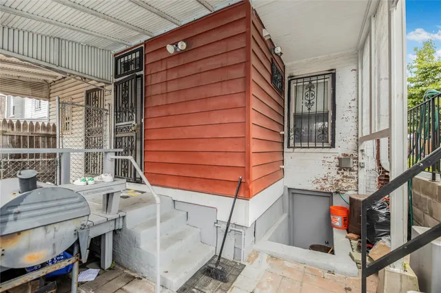 a view of entryway with a front door